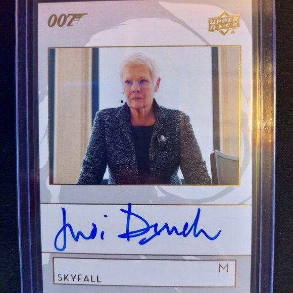 007 - Judi Dench Autographed Card - Picture 1 of 2
